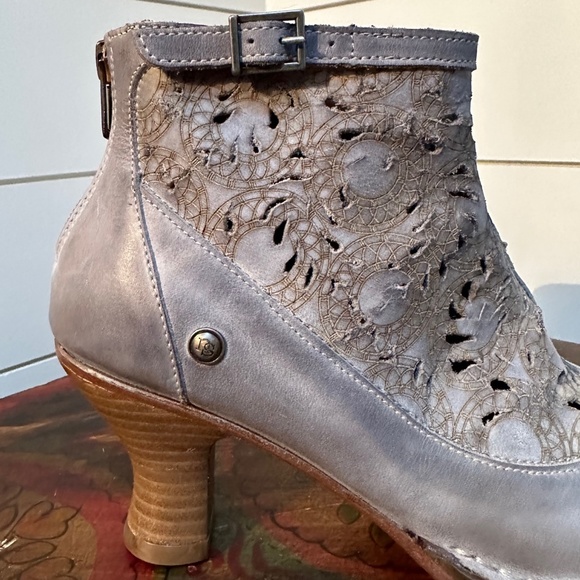 Neosenes Grey Rococo Boots - Picture 6 of 11